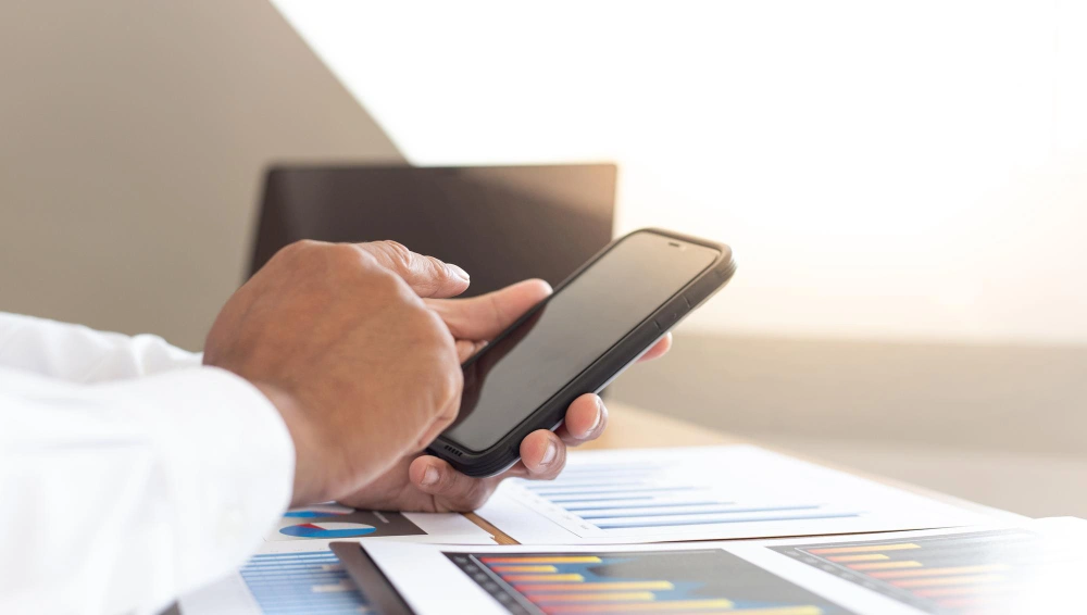 Sering Gagal Audit Sales Lapangan? 7 Cara Menggunakan Aplikasi Mobile untuk Menjamin Kepatuhan (Compliance) Tim Sales/Teknisi